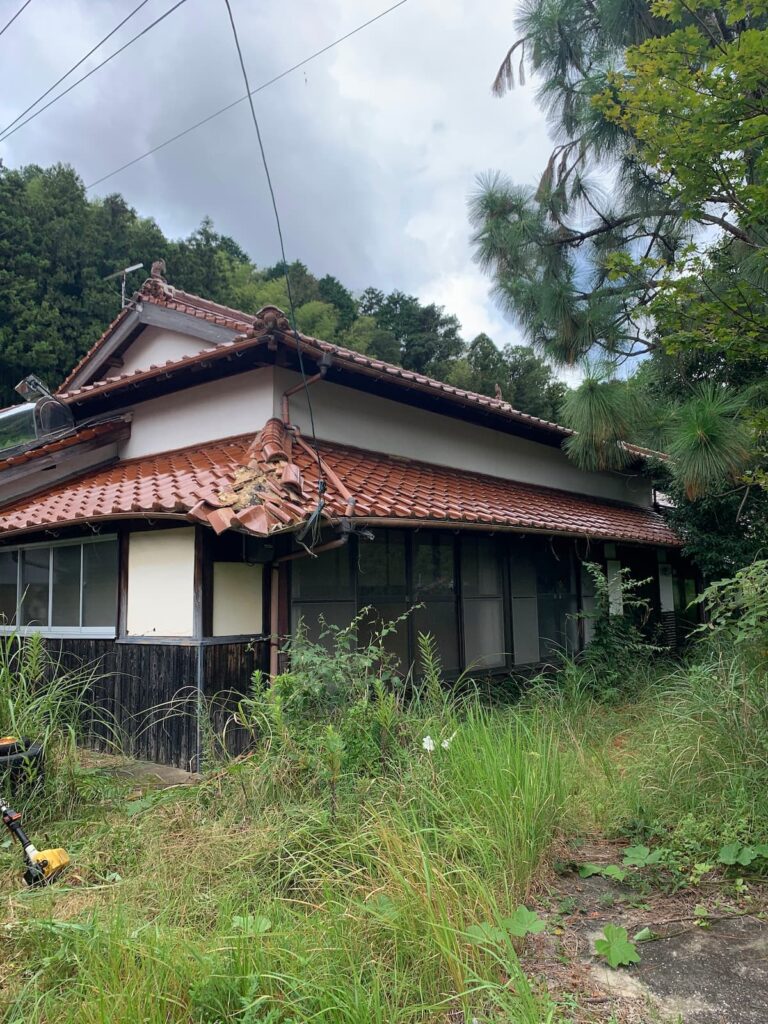 奥に進むと、築100年以上の古民家が、ここに確かに息づいていました。