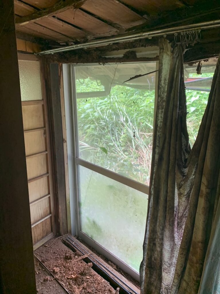 雨漏りがあり、壁や床が腐っています。