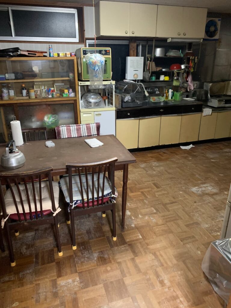 まるで昨日まで誰かが住んでいたかのようなダイニング。調味料などはそのまま残っていました。
