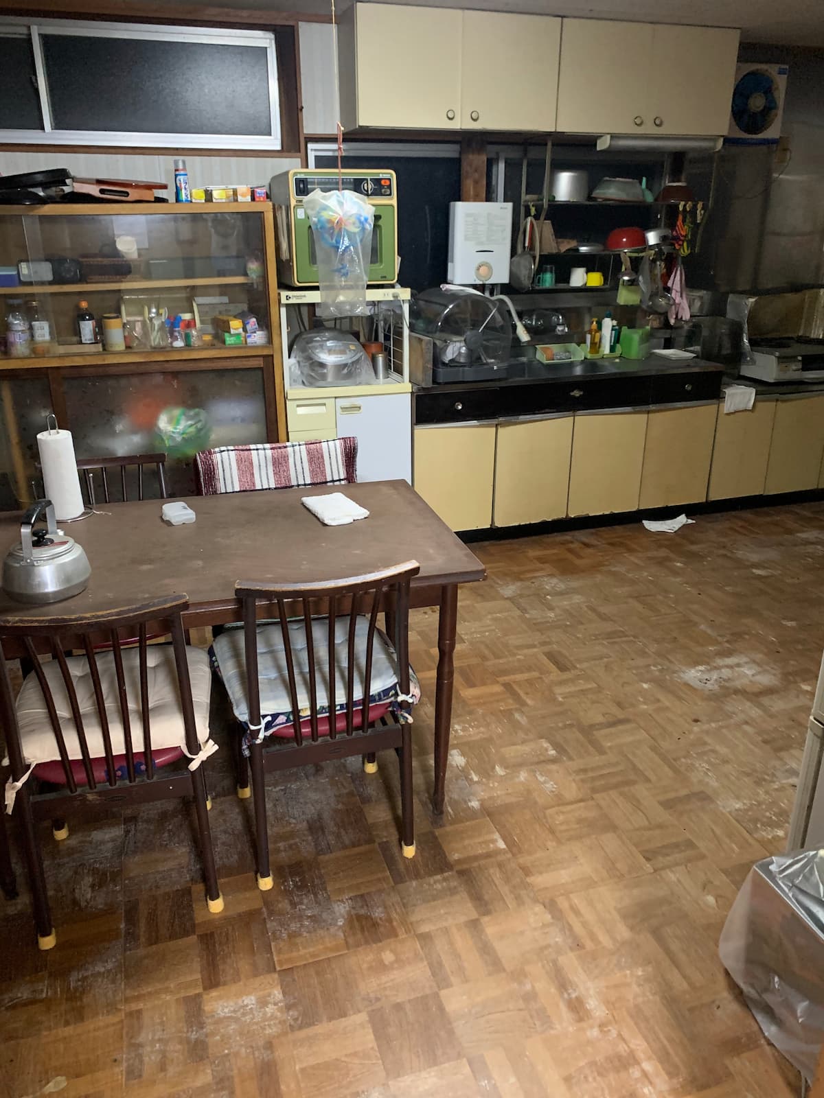 まるで昨日まで誰かが住んでいたかのようなダイニング。調味料などはそのまま残っていました。