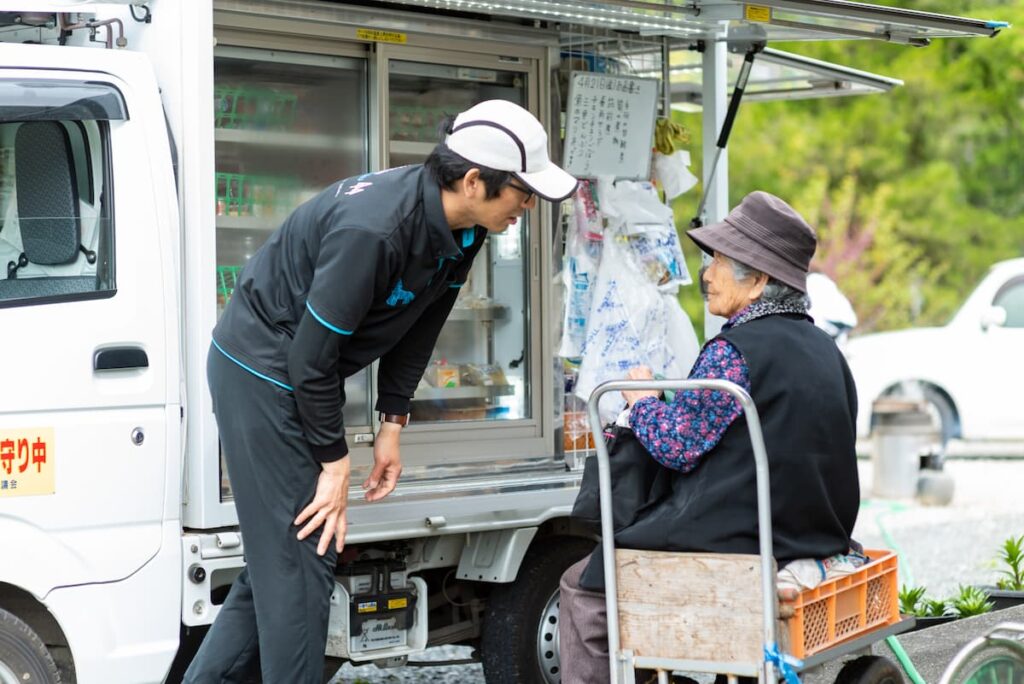阿東の田舎暮らし、移動販売で高齢者と販売員が会話する様子