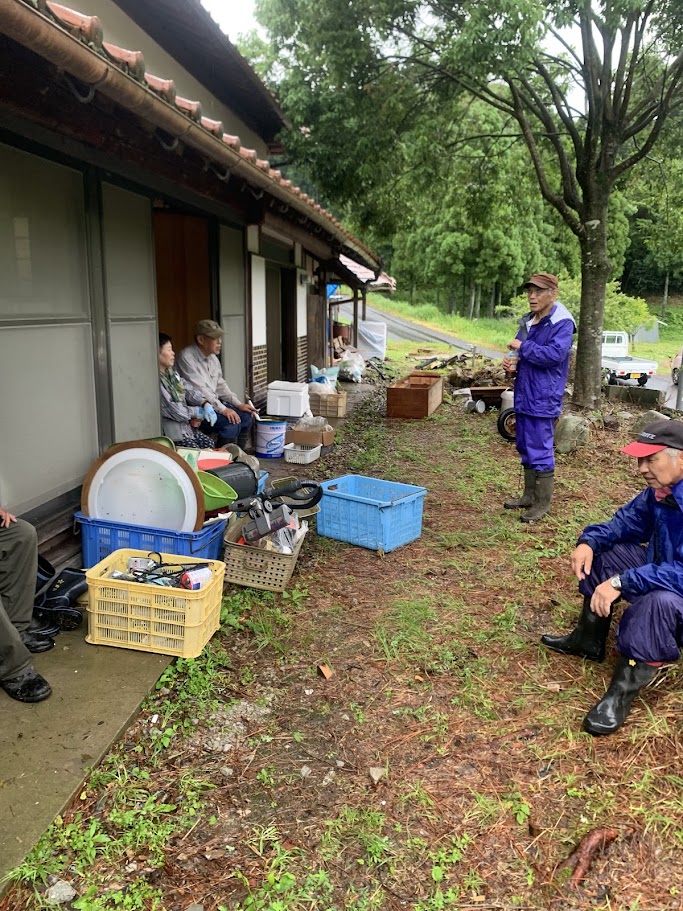 阿東の田舎暮らし、古民家前で談笑する地域住民の交流風景