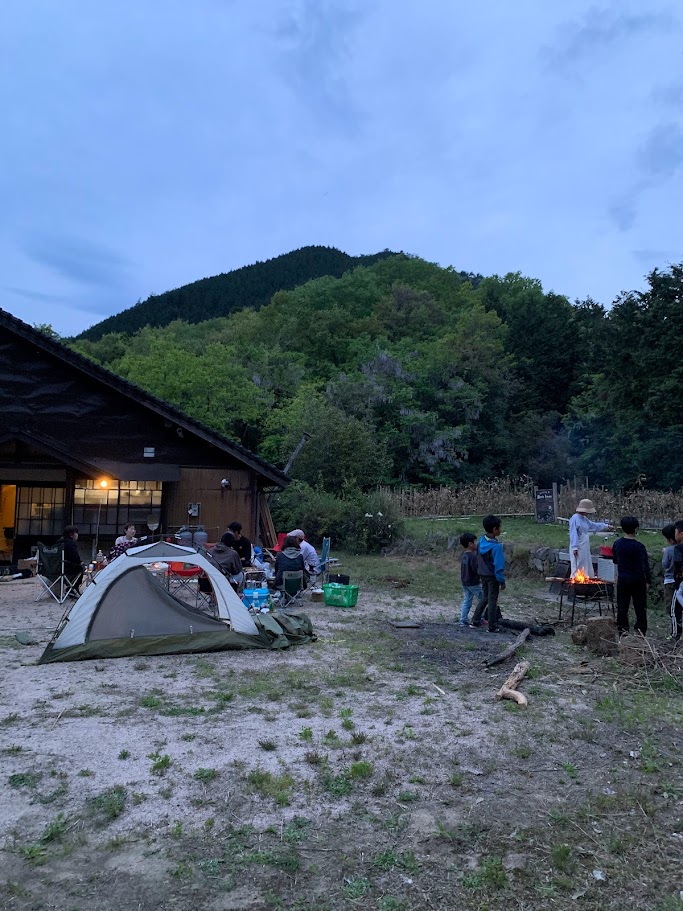 阿東の田舎暮らし、古民家の庭で仲間と焚き火を楽しむ夜の風景
