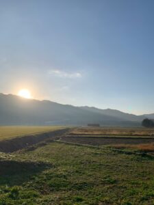 阿東の田舎暮らしを象徴する田園の朝日、山並みの向こうに昇る太陽と広がる田んぼの風景