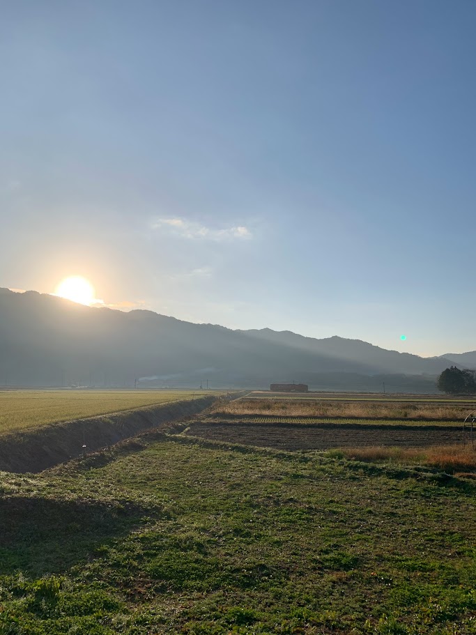 阿東の田舎暮らしを象徴する田園の朝日、山並みの向こうに昇る太陽と広がる田んぼの風景