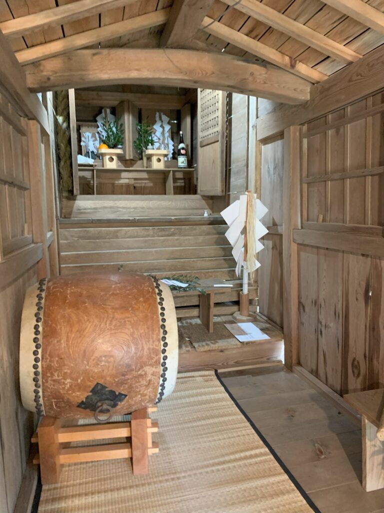 阿東の暮らしに根付く伝統文化、神社の太鼓と御神前の祭事風景