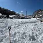 阿東の冬の雪景色。積雪に覆われた古民家と青空が広がる風景。