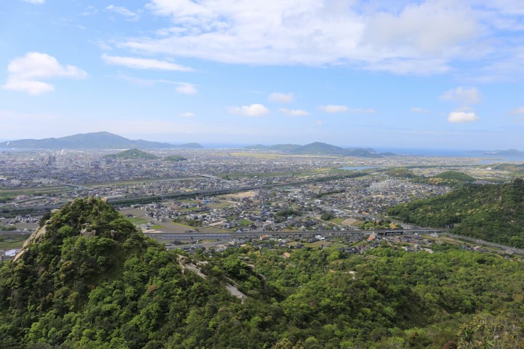 山口県防府市の市街地全景。右田ヶ岳から望む街並みと瀬戸内海が広がる景観。
