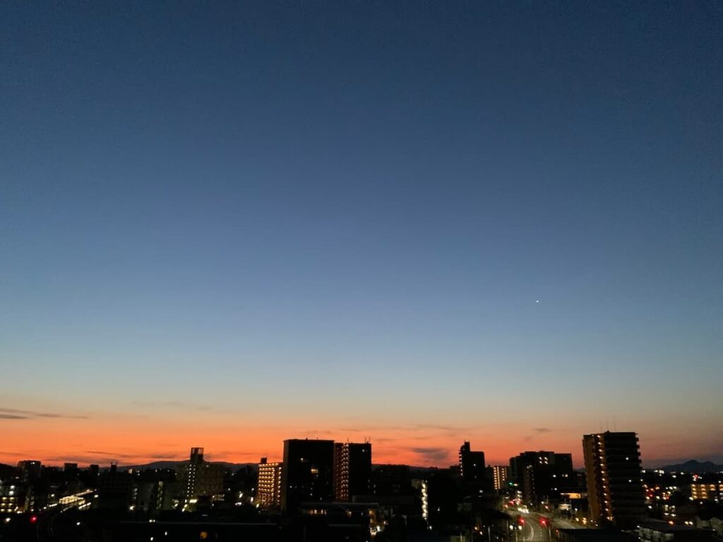 大阪・堺市の夕暮れ、高層ビルと街の灯りが広がる都会の風景