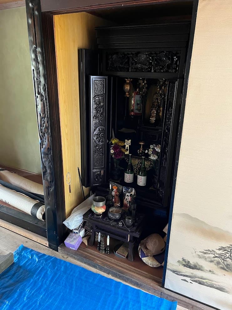 民家に残された立派なお仏壇。供養と処分を行う前の状態。