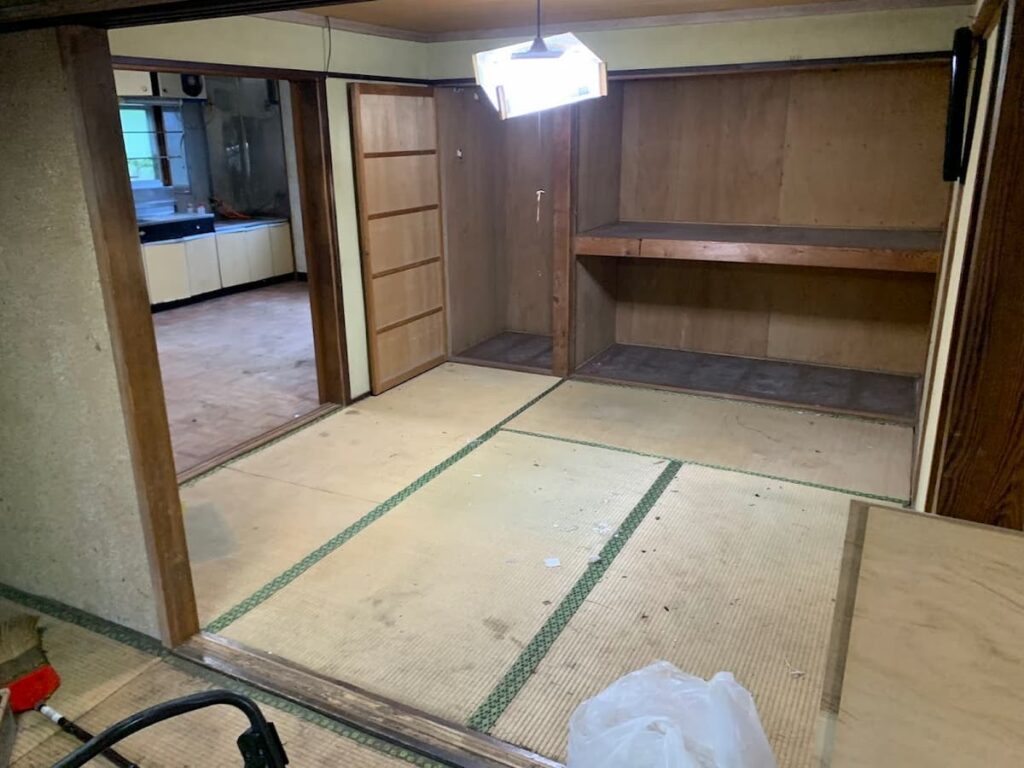 片付けが終わった後の部屋。