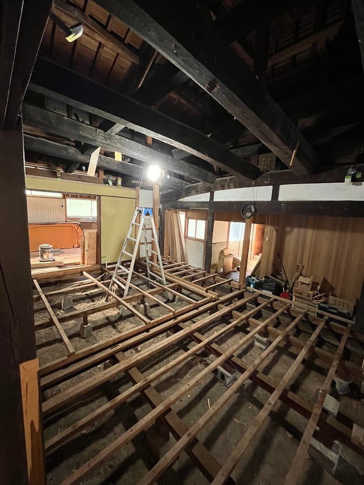 床を撤去して土台の木組みが見える状態の古民家内部。リフォーム初期段階の様子。