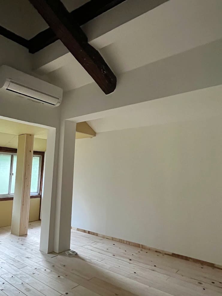 雨漏りで傷んでいた部屋を修復し、客室として生まれ変わった古民家の一室。天井を高くして梁を見せた明るい仕上がり。