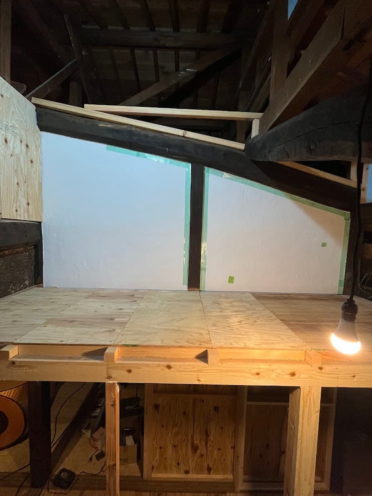 古民家の客室でロフトスペースを新設している途中の様子。梁を活かした構造で、床下に収納を備えた手づくりの木組みが特徴。