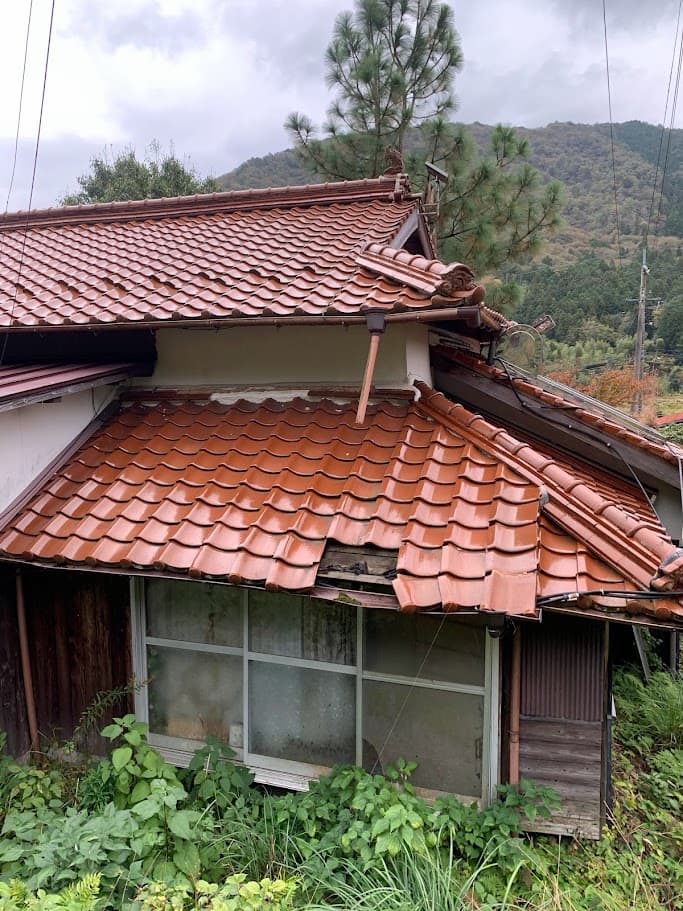 瓦がずれて破損した古民家の屋根
