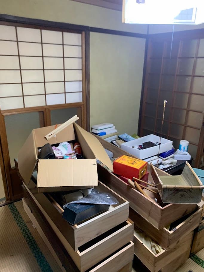 和室に残された大量の残置物