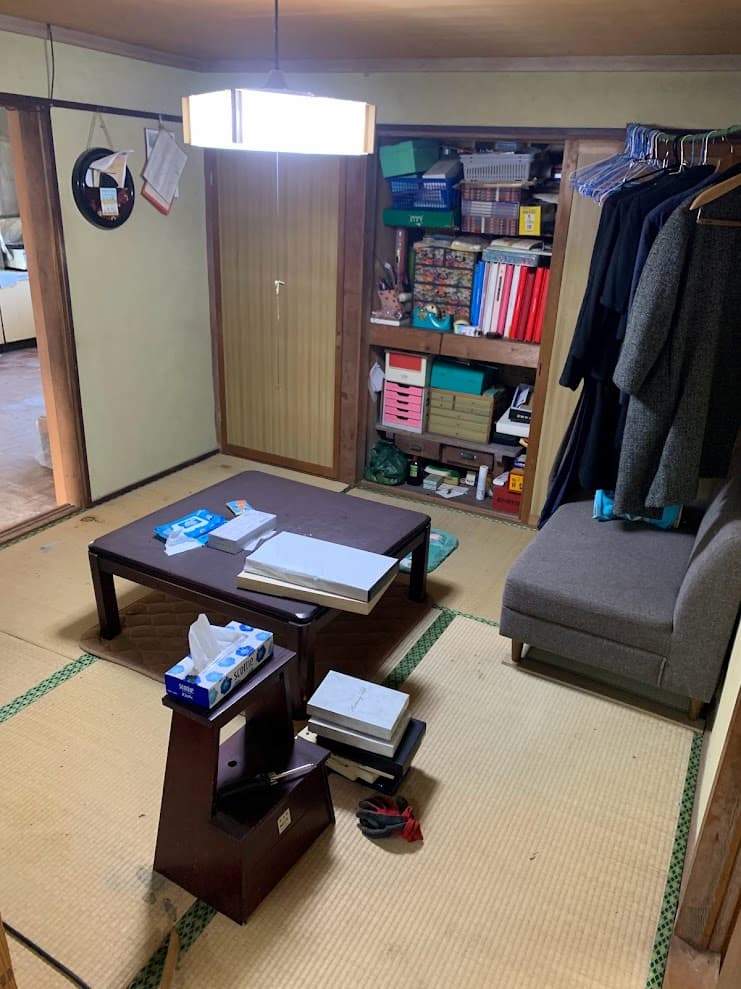 改修前の和室。畳の上に家具や収納が残る状態。