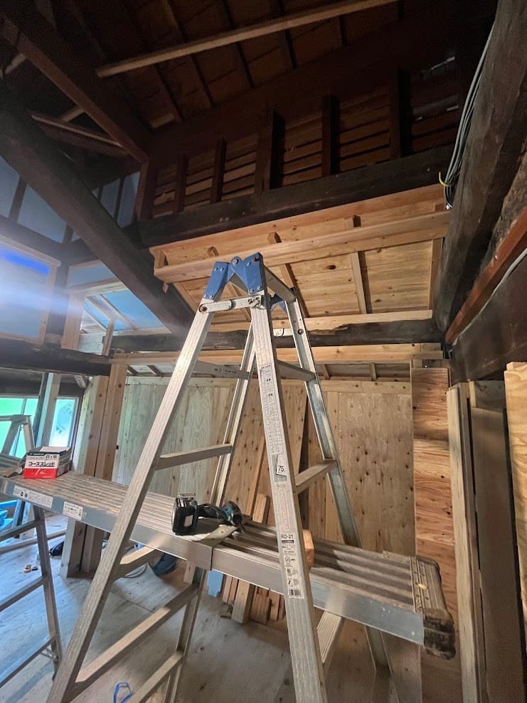 吹き抜けの梁が露出した室内。ロフトの下地を施工中。