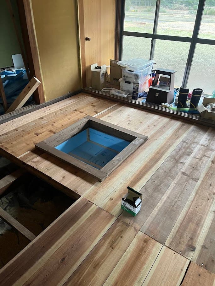 床の一部を掘りごたつ仕様にするため、断熱材を入れて枠を組んでいる途中の様子。