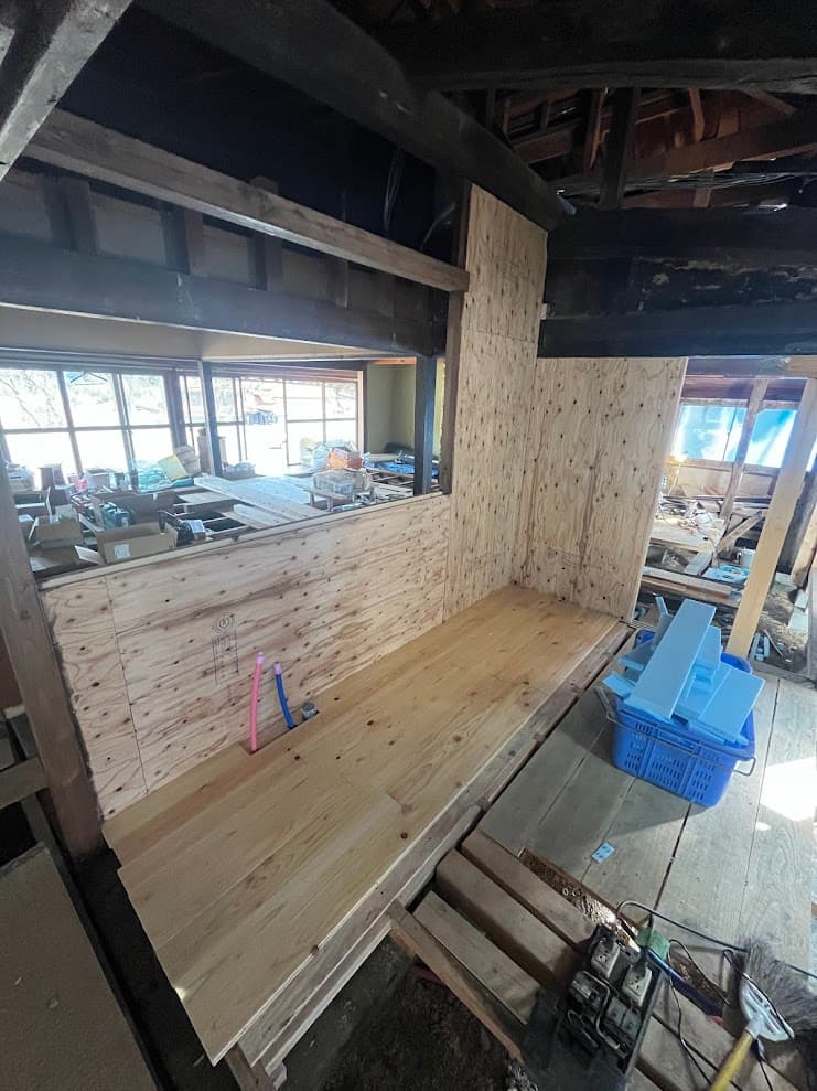 新しいキッチンカウンターを組み立てている途中。無垢材を使用し、木の温かみを感じる仕上がりに。