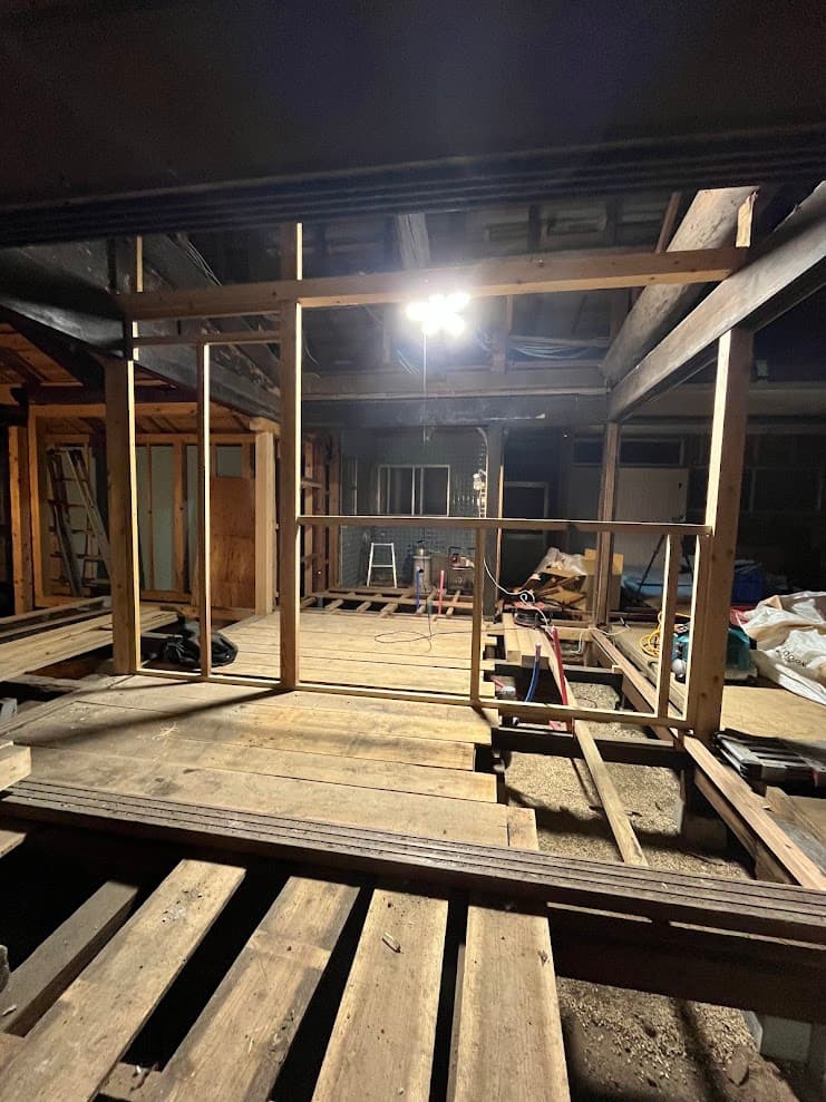 キッチン部分の土台と柱を組み直している途中。床が抜かれ、配管や構造の調整を行っている様子