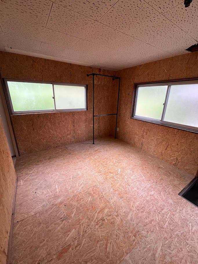 OSB合板で床と壁を仕上げた状態の管理室。木質の素材感が温かみを感じさせる。