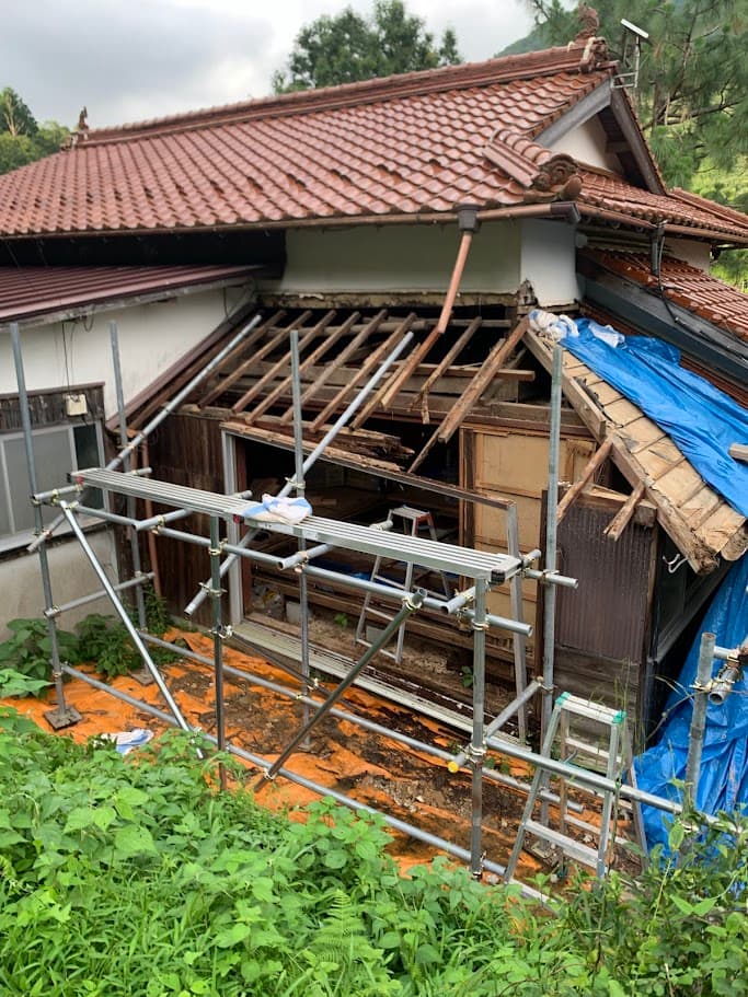 傷んだ屋根部分を解体中。野地板まで露出させ、下地の状態を確認している工程。