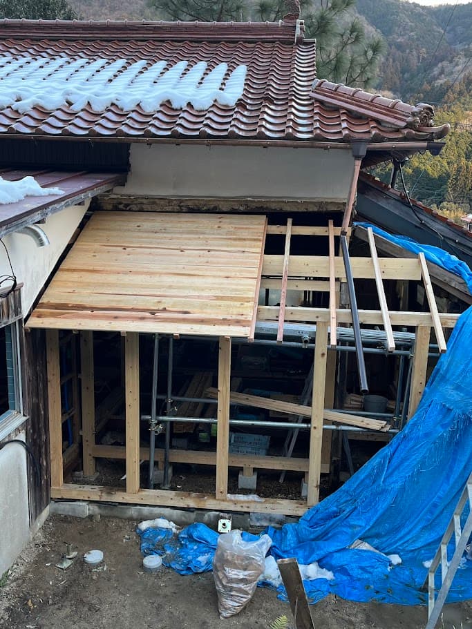 新しい屋根の下地を組み直している様子。柱や梁を補強し、外壁との接合部を整えている。