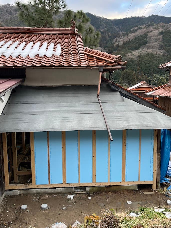 新しい屋根に断熱材を入れ、防水シートを施工している段階。冬場の結露や熱損失を防ぐ工夫が施されている。