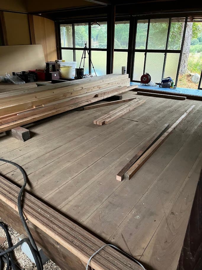 改修前の畳の部屋。これから大規模なフローリング改修を迎える前の状態。