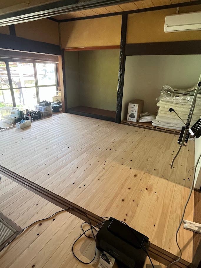 畳の部屋をフローリングに改修した完成後の様子。明るい無垢材の床が広がり、古民家らしさを残しつつ現代的な快適さを備えた空間。