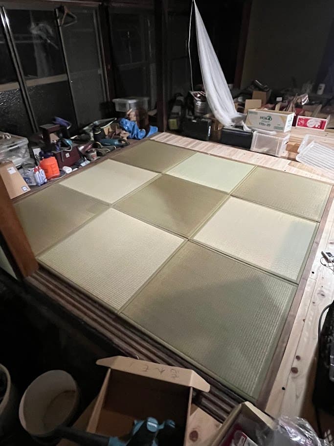 新たに設けた畳スペースの完成後。明るい木の床に半畳畳を敷き詰め、落ち着いた和の空間が生まれた。