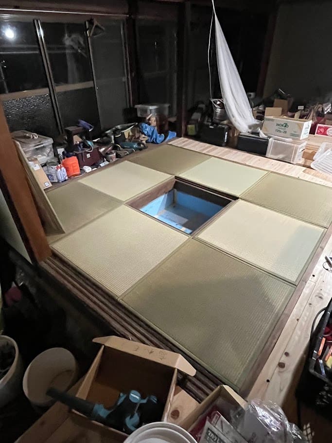 畳を取り外して掘りごたつ部分を確認できる状態。床下には断熱材が見え、冬に備えた工夫が施されている。