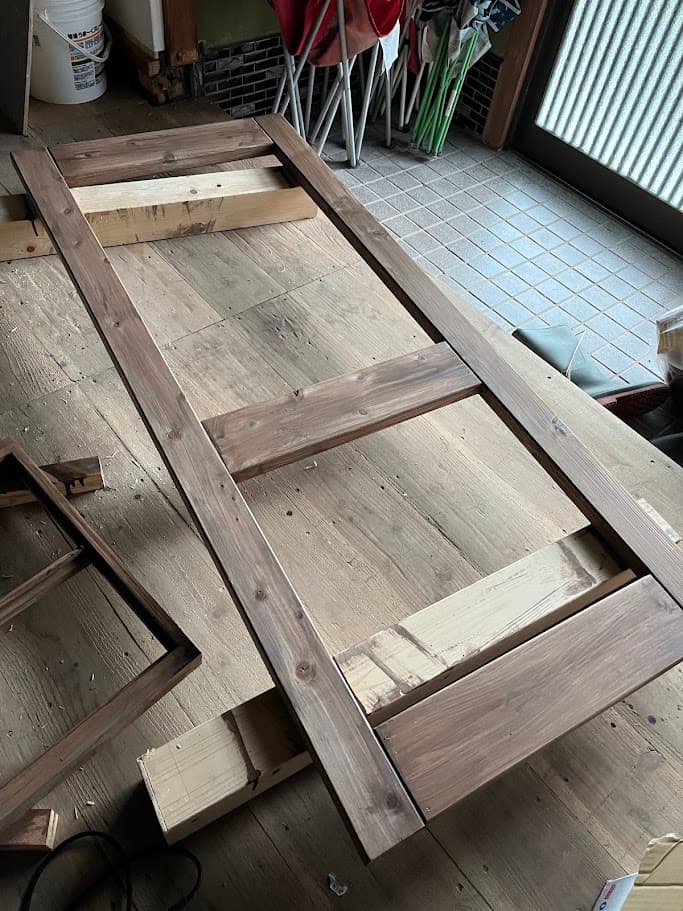 無垢材で作られたトイレドアを製作中の様子。枠を組み立て、丁寧に仕上げている。