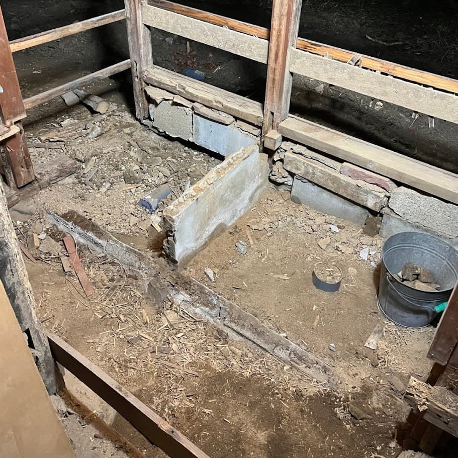 トイレ部分を解体した直後の様子。土台や基礎が露出し、古民家の構造が見える状態。