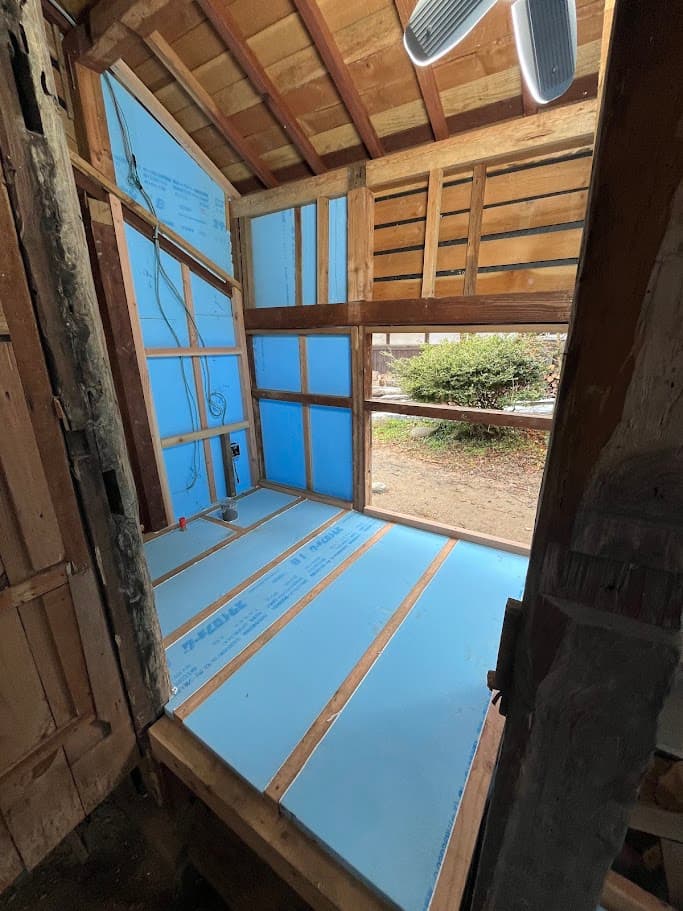 床と壁に断熱材を敷き詰める工程。冬でも快適に使えるように断熱性能を高めている。