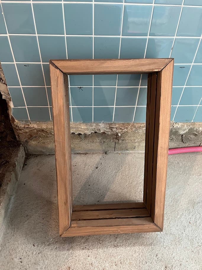 手づくりの木製窓枠。古民家の雰囲気に合わせ、シンプルながら温もりのあるデザインに仕上げている。