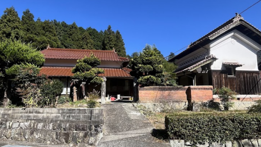 山口市阿東篠目にある古民家宿「かんぬしの宿」の昼間の外観