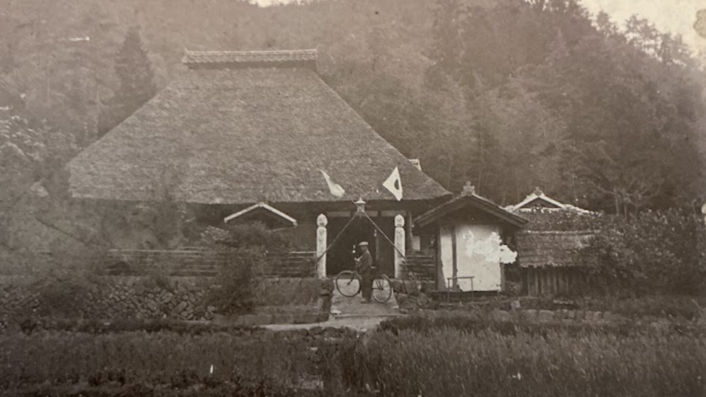 山口市阿東篠目にあった茅葺き屋根の旧家と門前の様子を写した古写真