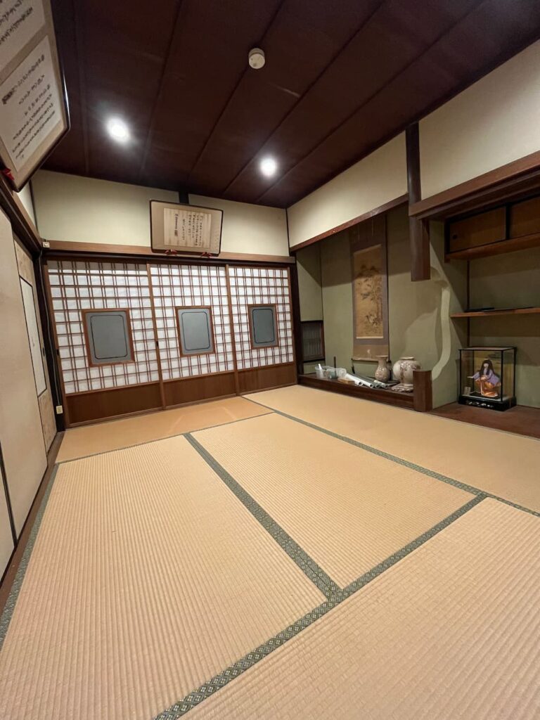 かんぬしの宿の広い和室。畳敷きの落ち着いた空間。