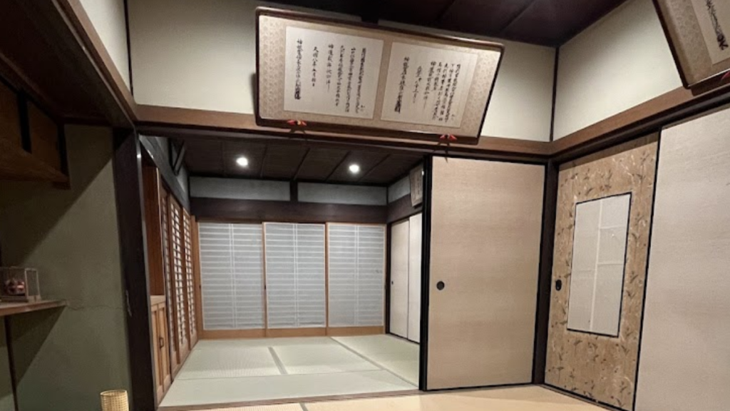 山口市阿東篠目にある古民家宿「かんぬしの宿」の落ち着いた和室客室