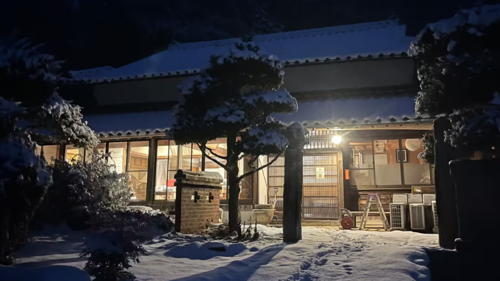 山口市阿東篠目にある古民家宿「かんぬしの宿」の雪の夜の外観