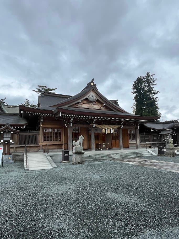 阿蘇神社の拝殿と静かな境内