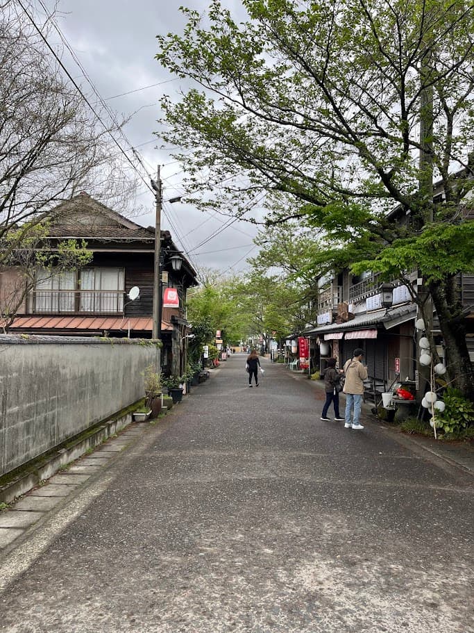 阿蘇神社の門前町に続く落ち着いた通り