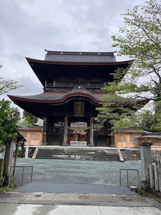 阿蘇神社の楼門と境内の入口