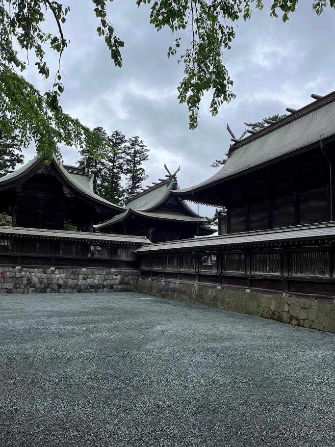 阿蘇神社の社殿と回廊が並ぶ境内の様子