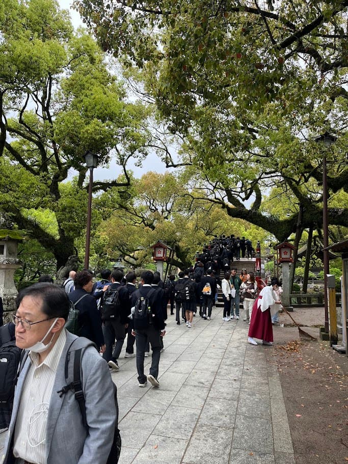 太宰府天満宮の境内を歩く参拝者たち