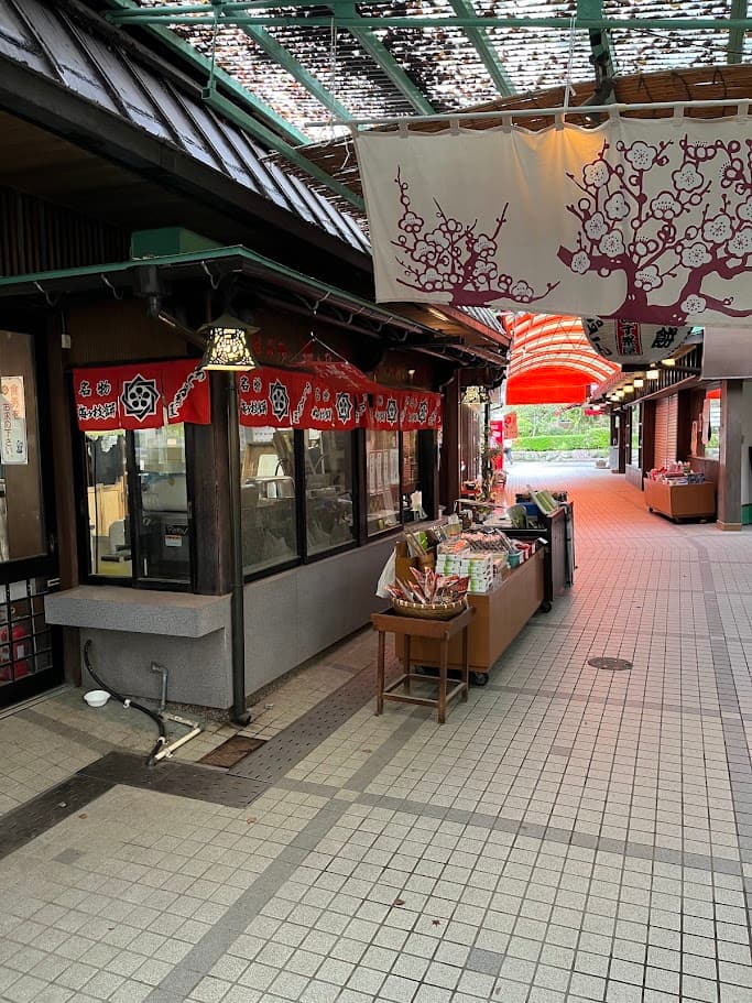 太宰府天満宮の参道に並ぶ売店