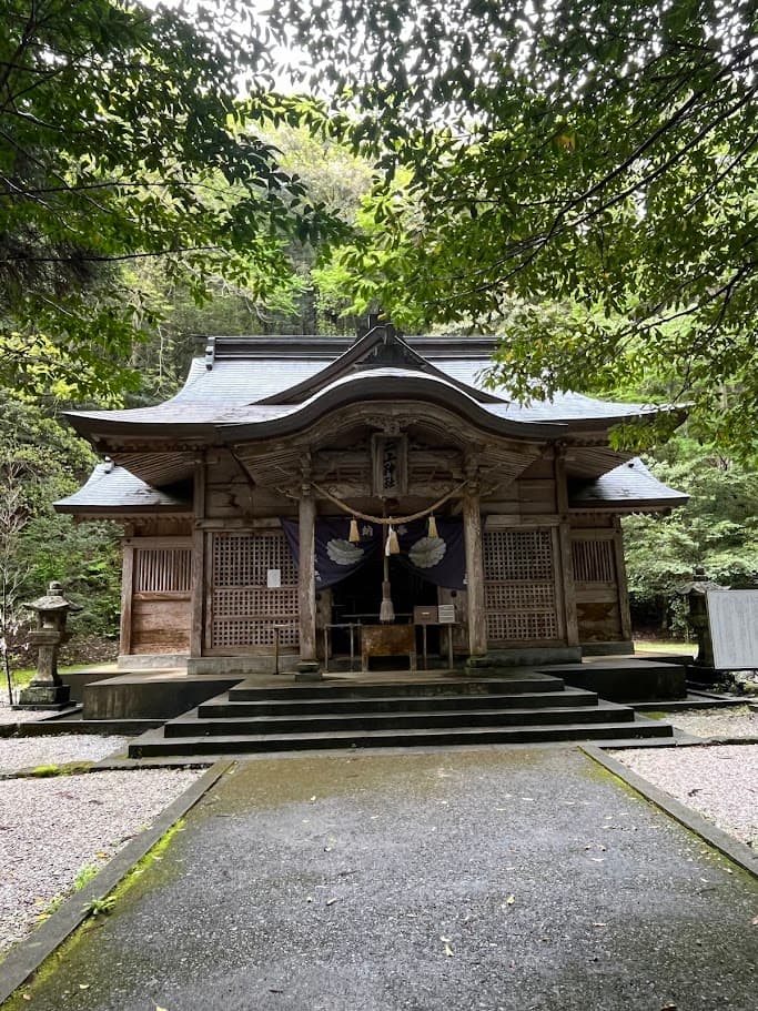 二上神社の拝殿と森に囲まれた境内