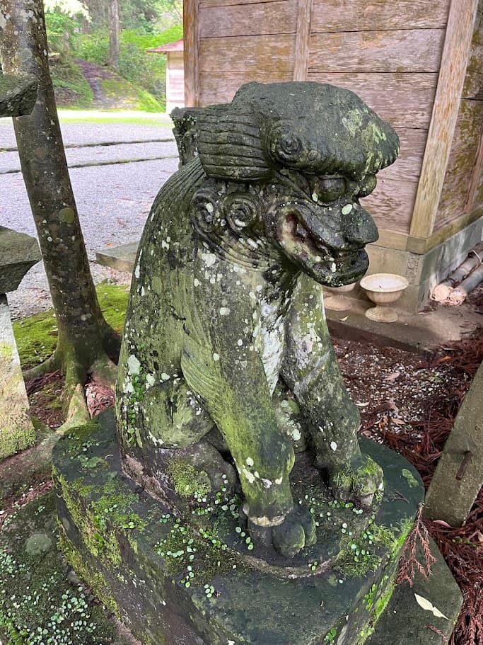 二上神社の苔むした狛犬